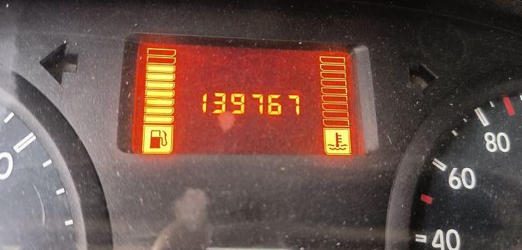 RENAULT MASTER 2 PHASE 3 2,5 DCI 100 CV AVEC CAISSE 20M3  – DIESEL – 139767 KMS BLANC AV-268-EG