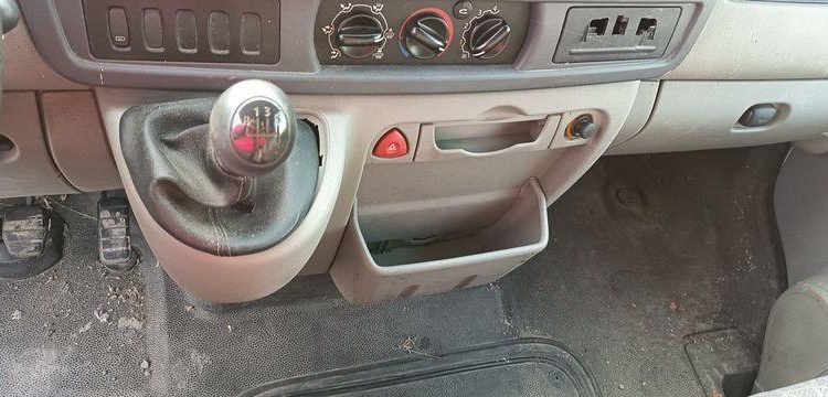 RENAULT MASTER 2 PHASE 3 2,5 DCI 100 CV AVEC CAISSE 20M3  – DIESEL – 139767 KMS BLANC AV-268-EG