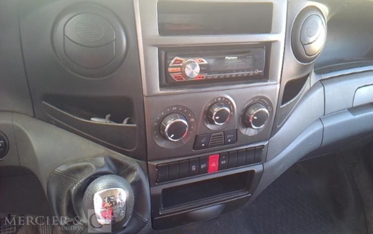 IVECO 35C13  2.3 D 125 BENNE SIMPLE CABINE COFFRE ROUGE DE-682-AJ