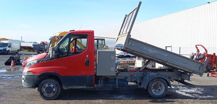 IVECO 35C13.6- CAMION BENNE SIMPLE CAB – COFFRE
  DM-283-TL