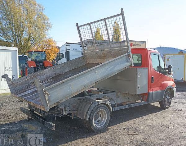 IVECO 35C13.6- CAMION BENNE SIMPLE CAB – COFFRE
  DM-283-TL