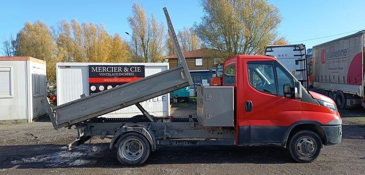 IVECO 35C13.6- CAMION BENNE SIMPLE CAB – COFFRE
  DM-283-TL