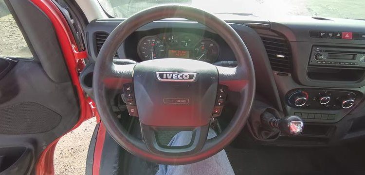 IVECO 35C13.6- CAMION BENNE SIMPLE CAB – COFFRE
  DM-283-TL