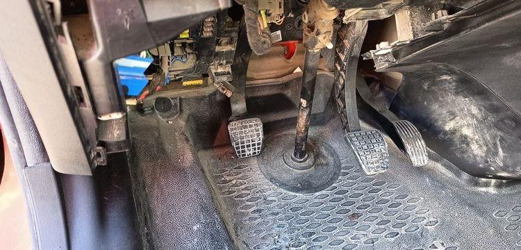 IVECO 35C13.6- CAMION BENNE SIMPLE CAB – COFFRE
  DM-283-TL