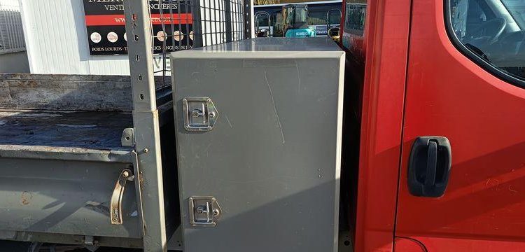 IVECO 35C13.6- CAMION BENNE SIMPLE CAB – COFFRE
  DM-283-TL