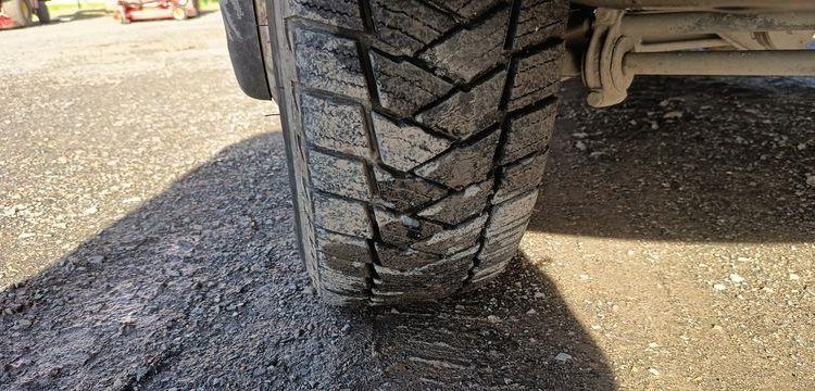 IVECO 35C13.6- CAMION BENNE SIMPLE CAB – COFFRE
  DM-283-TL