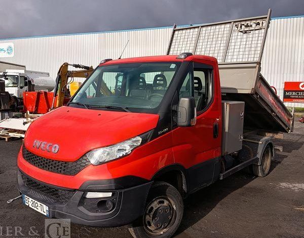 IVECO 35C13 – CAMION BENNE SIMPLE CAB – COFFRE ROUGE EF-202-TL