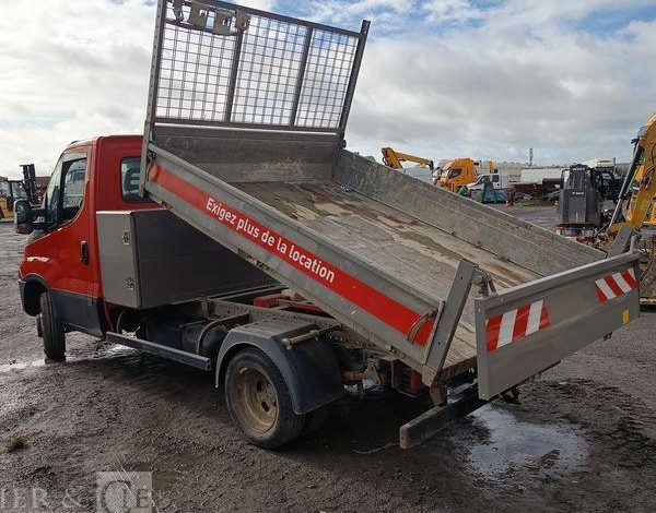 IVECO 35C13 – CAMION BENNE SIMPLE CAB – COFFRE ROUGE EF-202-TL