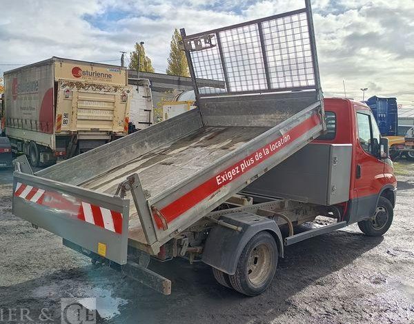 IVECO 35C13 – CAMION BENNE SIMPLE CAB – COFFRE ROUGE EF-202-TL