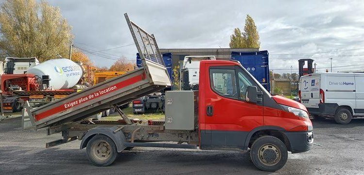 IVECO 35C13 – CAMION BENNE SIMPLE CAB – COFFRE ROUGE EF-202-TL