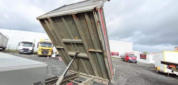 IVECO 35C13 – CAMION BENNE SIMPLE CAB – COFFRE ROUGE EF-202-TL