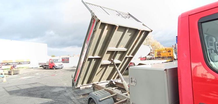 IVECO 35C13 – CAMION BENNE SIMPLE CAB – COFFRE ROUGE EF-202-TL