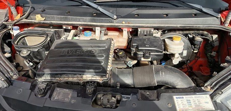 IVECO 35C13 – CAMION BENNE SIMPLE CAB – COFFRE ROUGE EF-202-TL