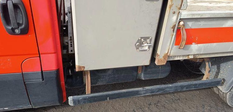 IVECO 35C13 – CAMION BENNE SIMPLE CAB – COFFRE ROUGE EF-202-TL