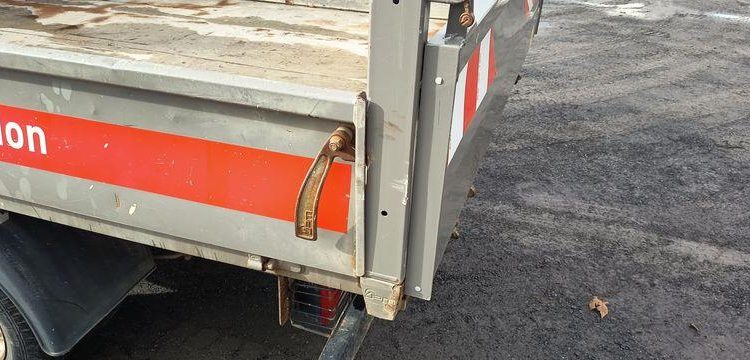 IVECO 35C13 – CAMION BENNE SIMPLE CAB – COFFRE ROUGE EF-202-TL