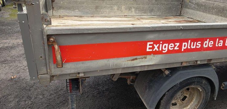 IVECO 35C13 – CAMION BENNE SIMPLE CAB – COFFRE ROUGE EF-202-TL