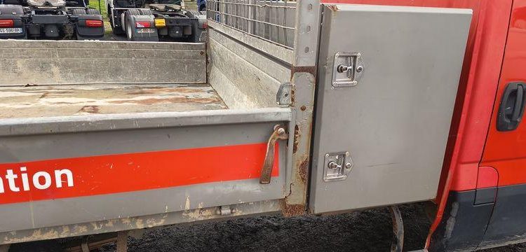 IVECO 35C13 – CAMION BENNE SIMPLE CAB – COFFRE ROUGE EF-202-TL