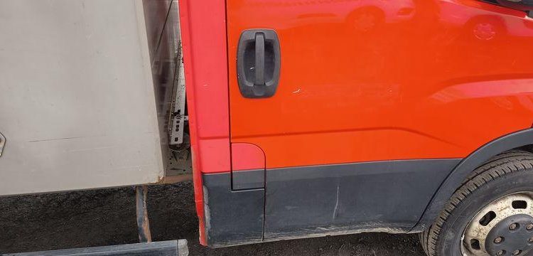 IVECO 35C13 – CAMION BENNE SIMPLE CAB – COFFRE ROUGE EF-202-TL