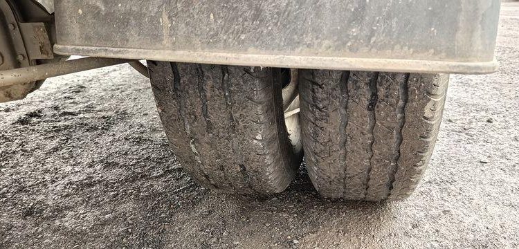 IVECO 35C13 – CAMION BENNE SIMPLE CAB – COFFRE ROUGE EF-202-TL