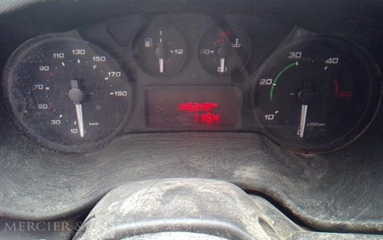 IVECO 35C13 – CAMION BENNE SIMPLE CABINE COFFRE  EF-385-FV