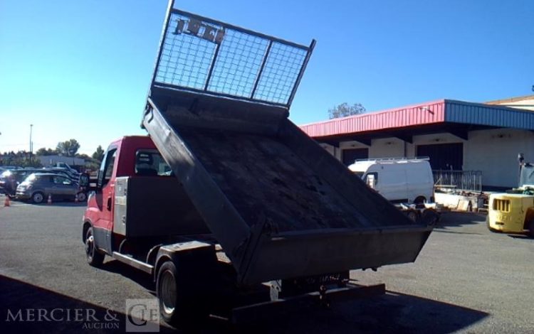 IVECO 35-130  BENNE SIMPLE CABINE COFFRE  EF-646-FV