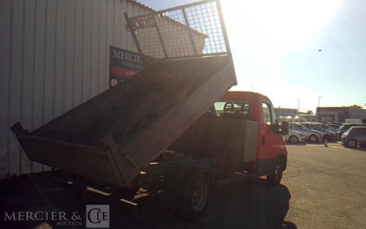 IVECO 35-130  BENNE SIMPLE CABINE COFFRE  EF-646-FV