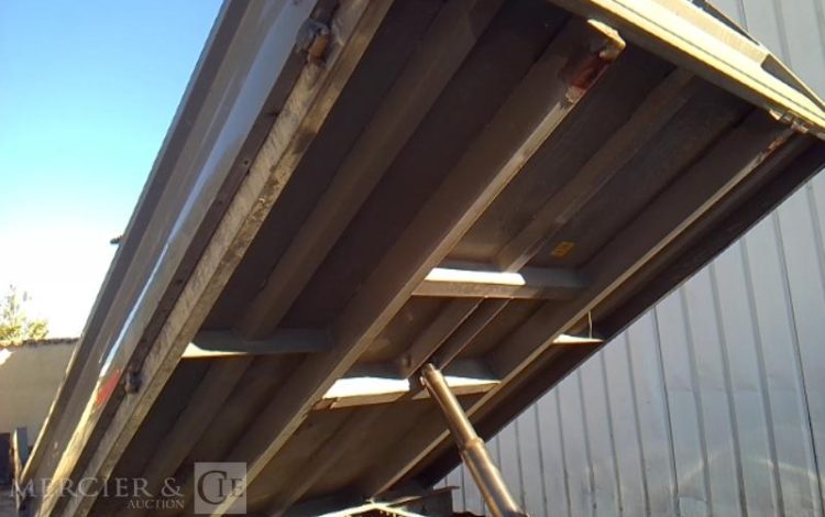 IVECO 35-130  BENNE SIMPLE CABINE COFFRE  EF-646-FV