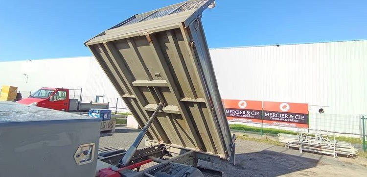 IVECO CAMION BENNE SIMPLE CAB – COFFRE  EN-015-QY