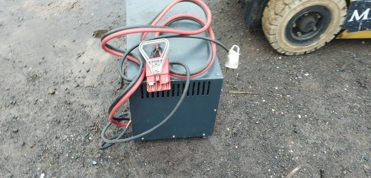 CATERPILLAR CHARIOT ELEVATEUR ELECTRIQUE EP15KRT CAPACITE 1,5 T – HAUTEUR DE LEVEE 4,31M  EP15KRT