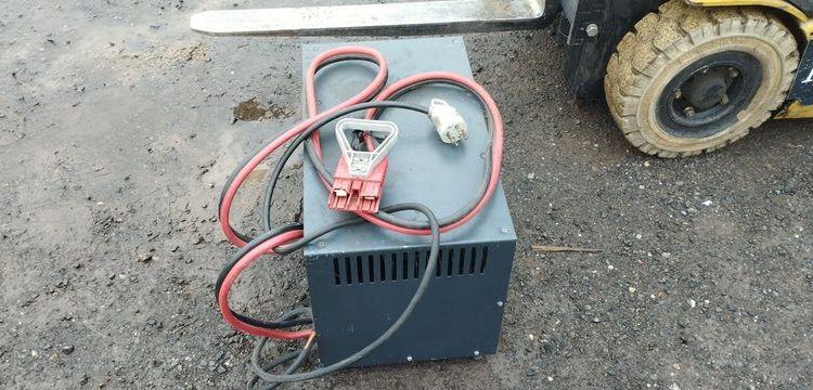 CATERPILLAR CHARIOT ELEVATEUR ELECTRIQUE EP15KRT CAPACITE 1,5 T – HAUTEUR DE LEVEE 4,31M  EP15KRT