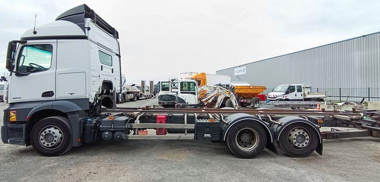 MERCEDES PORTEUR ACTROS 2543 PORTE CONTAINER AVEC REMORQUE PORTE CONTAINER BLANC ER-225-TQ