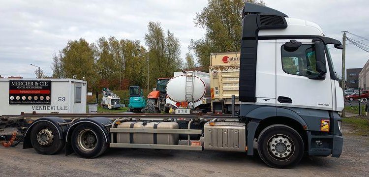 MERCEDES PORTEUR ACTROS 2543 PORTE CONTAINER AVEC REMORQUE PORTE CONTAINER BLANC ER-225-TQ