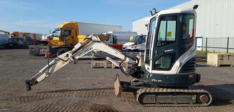 HYUNDAI MINI PELLE SUR CHENILLES 2,7 TONNES  ROB1536