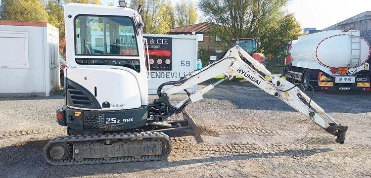 HYUNDAI MINI PELLE SUR CHENILLES 2,7 TONNES  ROB1536