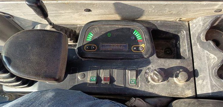 HYUNDAI MINI PELLE SUR CHENILLES 2,7 TONNES  ROB1536