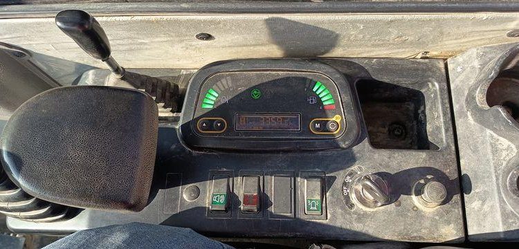 HYUNDAI MINI PELLE SUR CHENILLES 2,7 TONNES  ROB1536