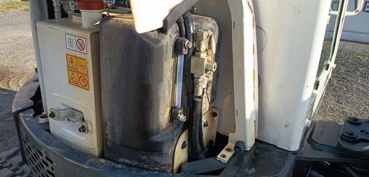 HYUNDAI MINI PELLE SUR CHENILLES 2,7 TONNES  ROB1536