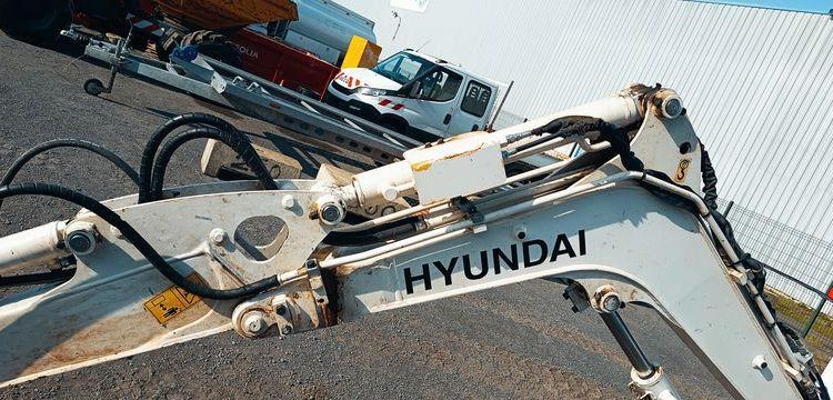 HYUNDAI MINI PELLE SUR CHENILLES 2,7 TONNES  ROB1536