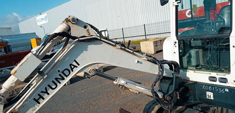 HYUNDAI MINI PELLE SUR CHENILLES 2,7 TONNES  ROB1536