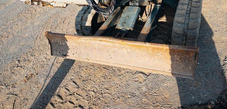 HYUNDAI MINI PELLE SUR CHENILLES 2,7 TONNES  ROB1536