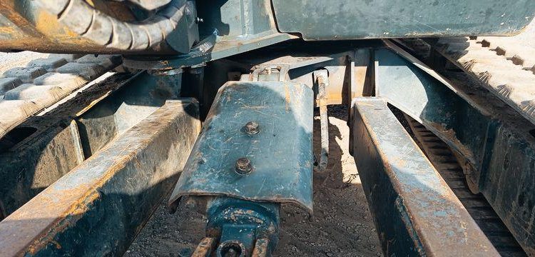HYUNDAI MINI PELLE SUR CHENILLES 2,7 TONNES  ROB1536