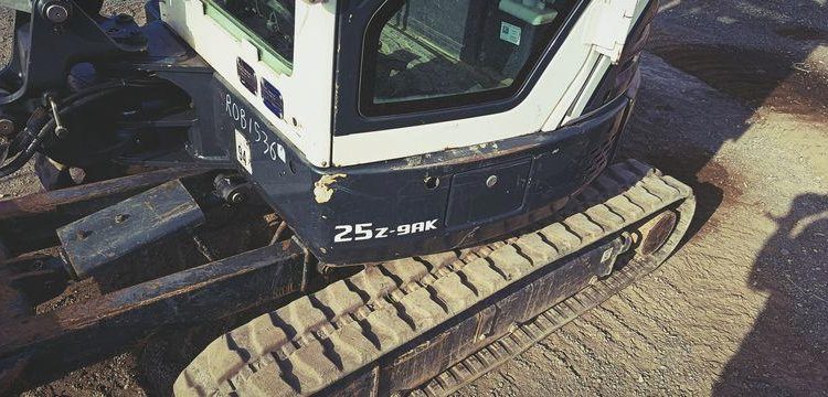 HYUNDAI MINI PELLE SUR CHENILLES 2,7 TONNES  ROB1536