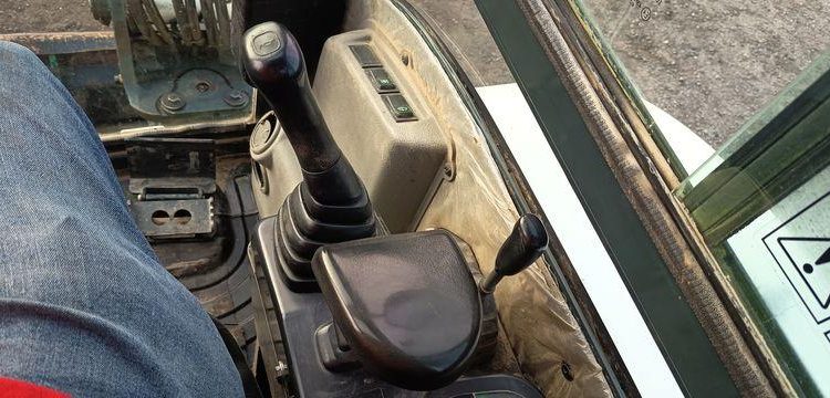 HYUNDAI MINI PELLE SUR CHENILLE 3,8 TONNES  ROB1805