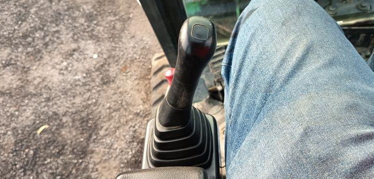 HYUNDAI MINI PELLE SUR CHENILLE 3,8 TONNES  ROB1805