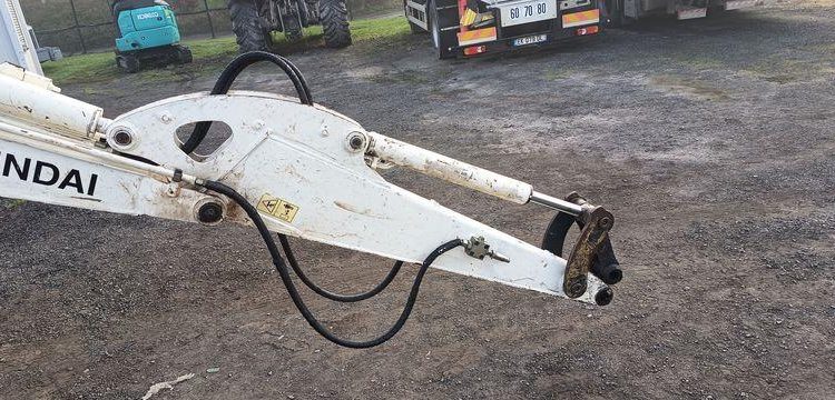 HYUNDAI MINI PELLE SUR CHENILLE 3,8 TONNES  ROB1805