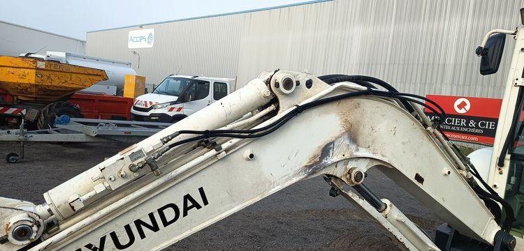 HYUNDAI MINI PELLE SUR CHENILLE 3,8 TONNES  ROB1805