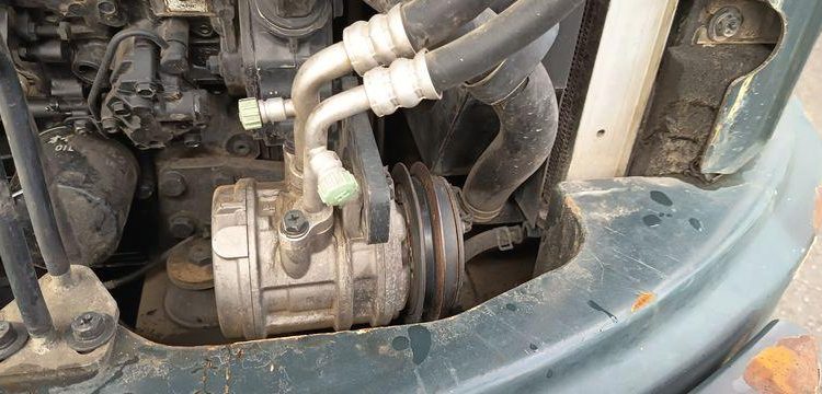 HYUNDAI MINI PELLE SUR CHENILLE 3,8 TONNES  ROB1805