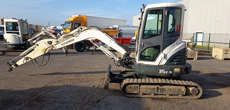 HYUNDAI MINI PELLE SUR CHENILLES 3,8 TONNES  ROB1812