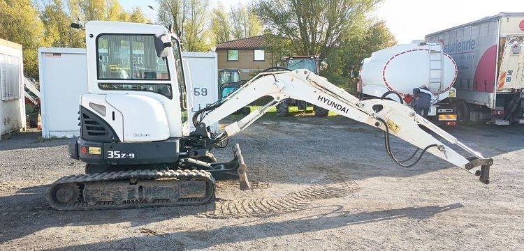 HYUNDAI MINI PELLE SUR CHENILLES 3,8 TONNES  ROB1812