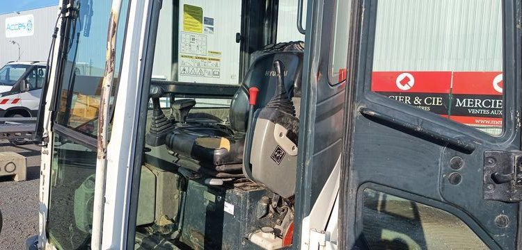 HYUNDAI MINI PELLE SUR CHENILLES 3,8 TONNES  ROB1812